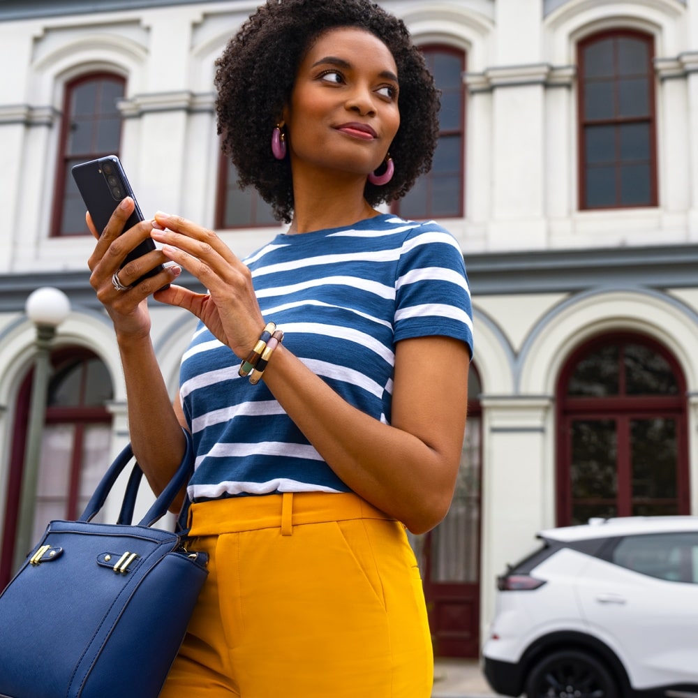 Mulher negra com um celular na mão