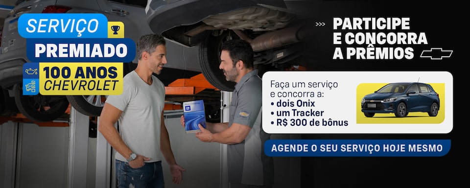 Banner quadrado predominantemente escuro. Ao centro, imagem de um mecânico Chevrolet atendendo um cliente. No canto superior esquerdo, o texto: Serviço premiado 100 anos Chevrolet; à direita, um card com informações sobre a promoção: Faça um serviço e concorra a dois Onix, um Tracker, R$ 300 em bônus. Abaixo do card, o CTA: Agende o seu serviço hoje mesmo.
