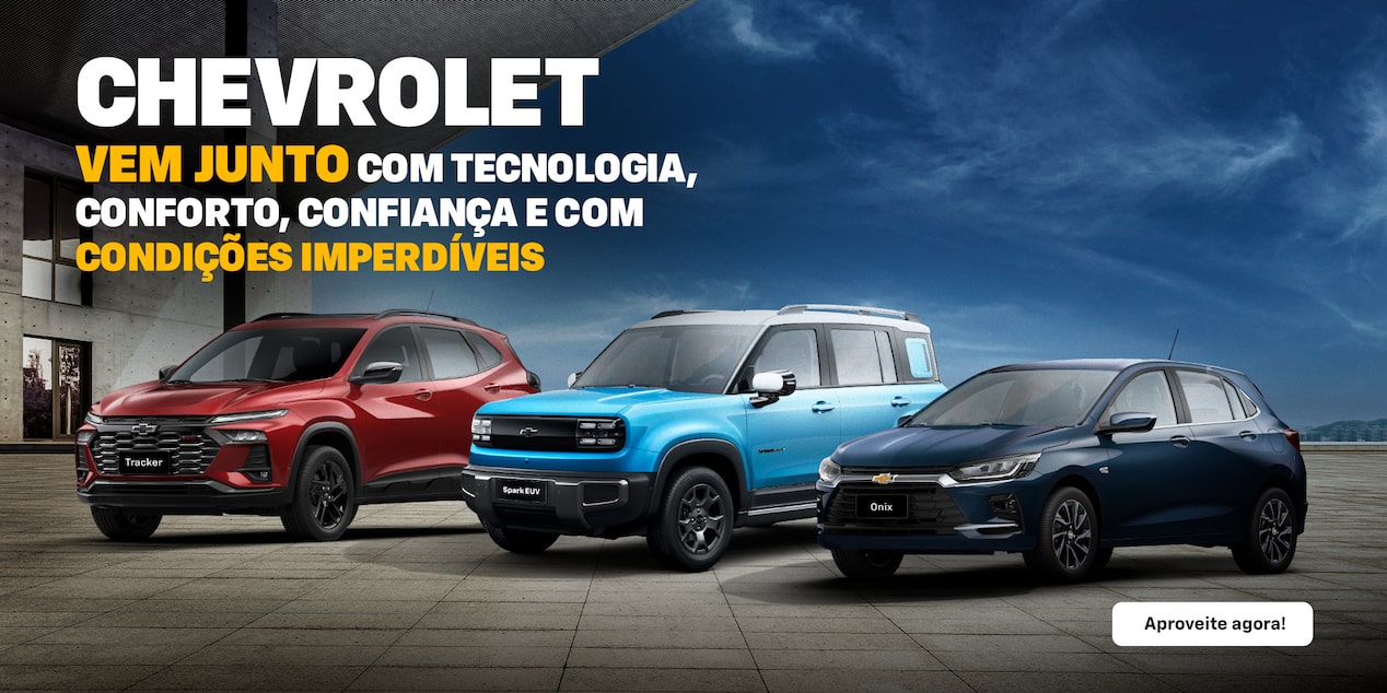 Três carros Chevrolet (Tracker, Spark EUV e Onix) estão estacionados lado a lado em uma moderna praça ao ar livre com textos promocionais sobre tecnologia e condições especiais em português acima deles.