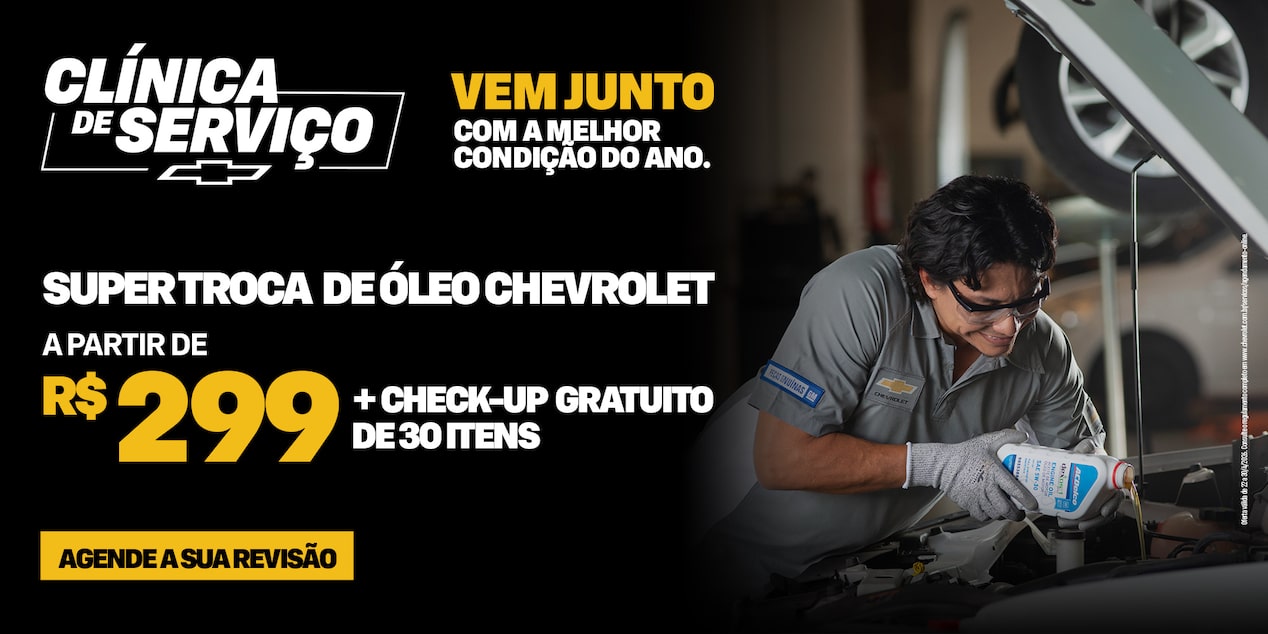 Um banner sobre a clínica de serviço Chevrolet. Do lado direito da imagem, temos um mecânico colocando óleo no reservatório do motor. Ele usa óculos de proteção, luvas e vemos o logo da Chevrolet em sua camisa. Do lado direito, temos os textos: Clínica de Serviço, vem junto com a melhor condição do ano, Super troca de óleo Chevrolet. A partir de R$ 299, mais check-up gratuito de 30 itens, e um botão clicável, escrito: agende sua revisão. Do lado inferior direito, temos o logo da Chevrolet e o texto: serviço personalizado.
