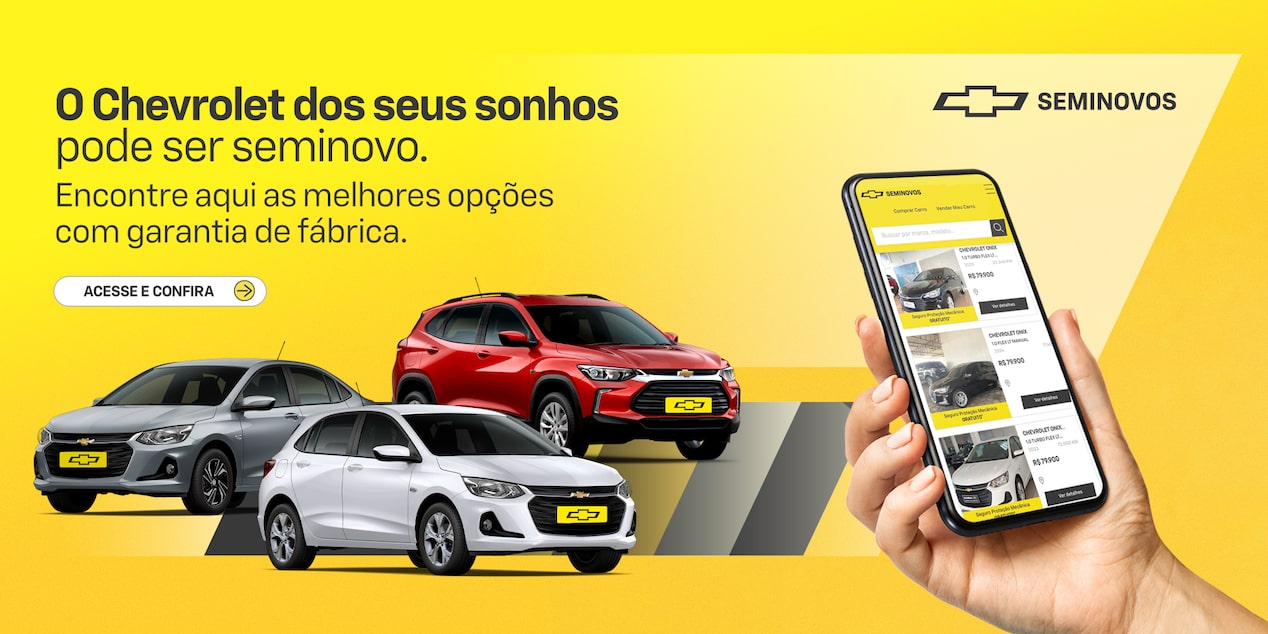 Três carros da Chevrolet - Onix Sedan, Onix hatch e Tracker - são exibidos em um fundo amarelo ao lado de uma mão segurando um smartphone com um aplicativo de venda de carros; o texto anuncia Chevrolets seminovos certificados.