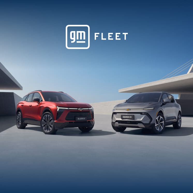 Banner predominantemente azul. No centro, no quadrante superior, o logo GM Fleet. Lado a lado, no quadrante inferior, um Blazer EV RS na cor vermelha e um Equinox EV na cor prata, em imagem ambientada.