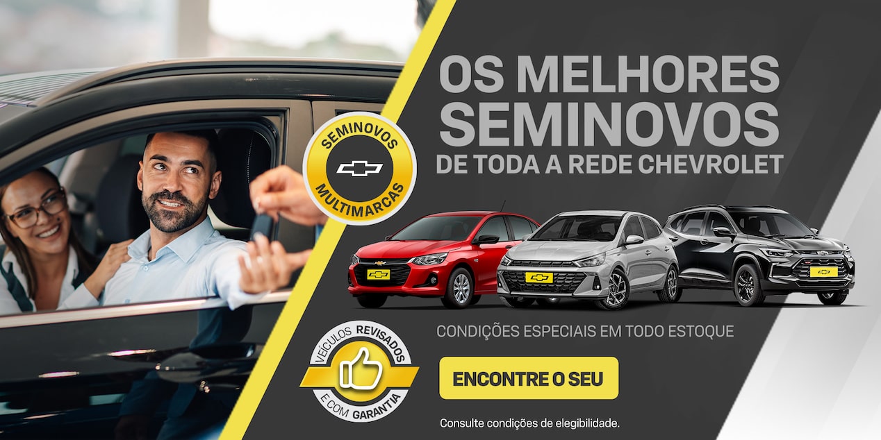 Banner onde as cores predominantes são preto e tons de cinza, e com elementos gráficos amarelos. À esquerda, um casal a bordo de um Chevrolet recebe as chaves na concessionária. À direita, três automóveis encimados pelo texto os melhores seminovos de toda a rede Chevrolet; no quadrante inferior, o texto: condições especiais em todo o estoque; o CTA: Encontre o seu; o selo de veículos revisados e com garantia; o TJ consulte condições de elegibilidade. Ao centro, sobre uma faixa transversal amarela, o selo Seminovos Multimarcas. 
