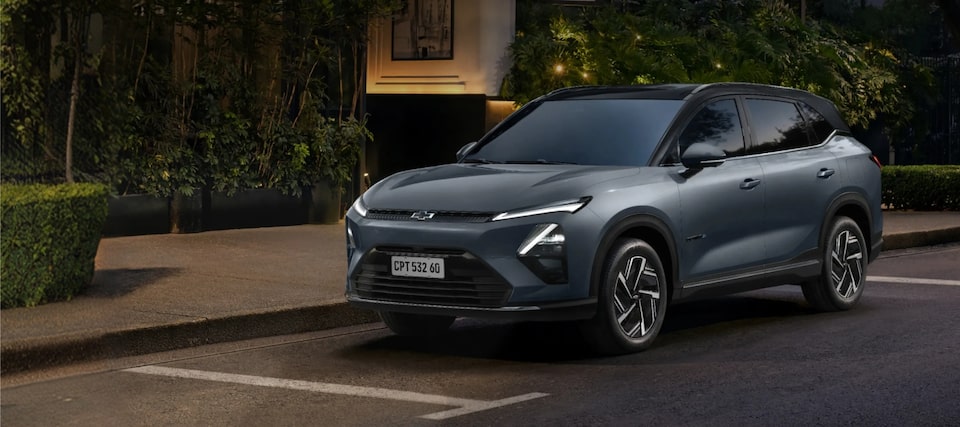 Banner campanha de varejo do novo Chevrolet Captiva EV. O veículo aparece em foto ambientada, estacionado na rua e posicionado no centro da imagem. À esquerda, o texto: Novo Captiva EV: espaço para a vida acontecer; logo abaixo, o valor: a partir de 199 mil, 990 reais - preço especial de lançamento; encerrando a composição, o botão de comprar agora.