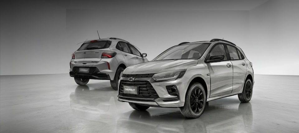  Visão lateral do Onix Activ Prata. São dois veículos, cada um com um ângulo lateral: um com foco na traseira e lateral direita, destacando o rack de teto e lanternas; outro de frente e lateral esquerda, com destaque para a grade, rodas e logo da Chevrolet. Acima da imagem, temos a legenda: Em breve. Onix Activ: presença e atitude para ir além. Botão clicável com o texto: comprar agora!