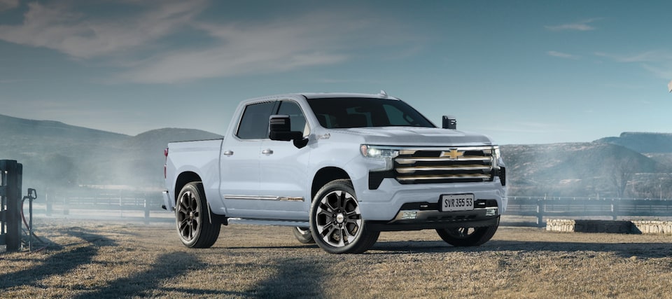 A picape aparece em imagem ambientada, em cenário predominantemente rural, que remete a uma fazenda onde ela é uma das principais ferramentas de trabalho. No canto superior esquerdo, o texto: Silverado 2026 - A picape para quem pensa (muito) grande; logo abaixo, o CTA saber mais.