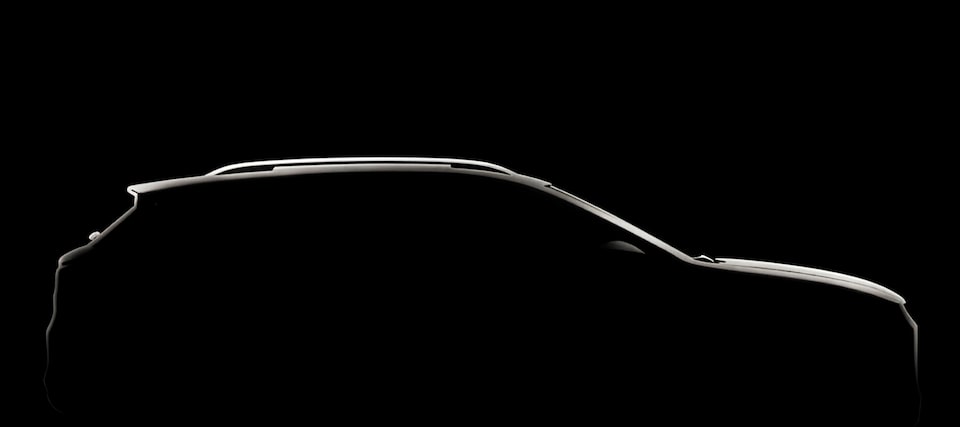 Masthead do entrypoint para a página teaser de Sonic, o novo SUV cupê da Chevrolet. Imagem predominantemente escura, revelando apenas o contorno superior do carro. No quadrante superior esquerdo, o texto: Sonic - vem aí um novo SUV cupê para fazer história!; logo abaixo, o CTA Saber mais.