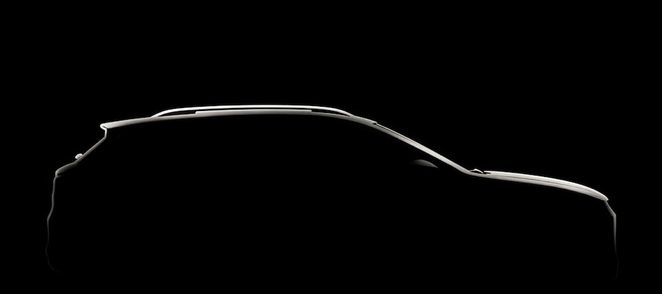 Masthead do entrypoint para a página teaser de Sonic, o novo SUV cupê da Chevrolet. Imagem predominantemente escura, revelando apenas o contorno superior do carro. No quadrante superior esquerdo, o texto: Sonic - vem aí um novo SUV cupê para fazer história!; logo abaixo, o CTA Saber mais.