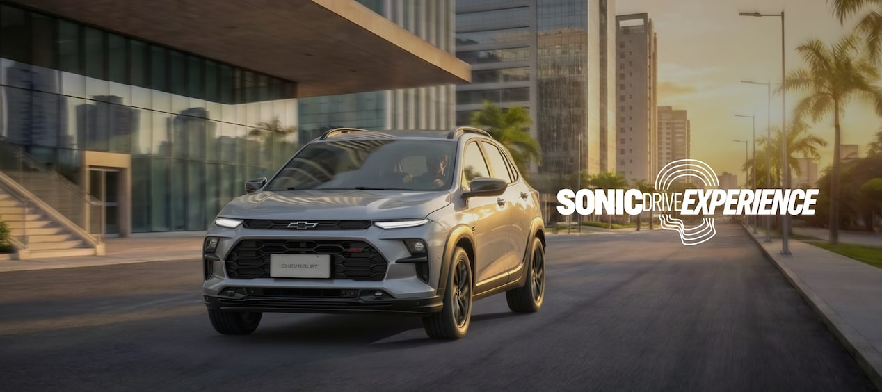 Chevrolet Sonic em experiência de test-drive nas ruas da cidade, destacando design moderno, tecnologia e dirigibilidade na campanha Sonic Drive Experience. 