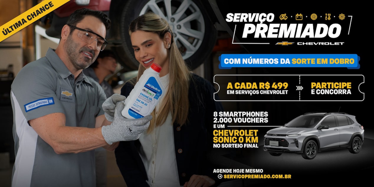 Cliente e consultor de pós-venda Chevrolet analisam embalagem de óleo de motor ACDelco em concessionária. Peça promocional do Serviço Premiado Chevrolet com campanha que oferece números da sorte em dobro, sorteio de smartphones, vouchers e um Chevrolet Sonic 0 km para participantes que realizarem serviços Chevrolet.