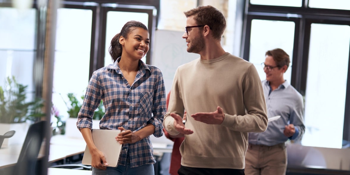 Imagem que ilustra interação entre duas pessoas na página de contato do site Chevrolet Brasil.