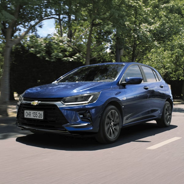 alt-text: Novo Chevrolet Onix Eco azul em destaque, com oferta de R$ 99.990 e taxa 0%, acompanhado de botões para explorar ofertas e encontrar uma concessionária Chevrolet.