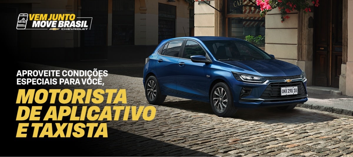 Chevrolet Onix Plus azul em rua de paralelepípedos com campanha Vem Junto Move Brasil e oferta para motoristas de aplicativo e taxistas