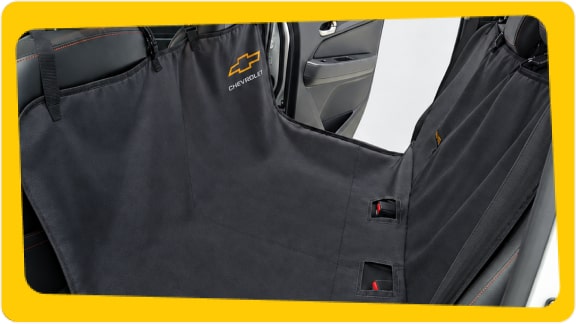 Capa de proteção para banco traseiro Chevrolet instalada no veículo para preservar o estofamento e transportar pets com mais conforto e segurança. Mostrar mais linhas