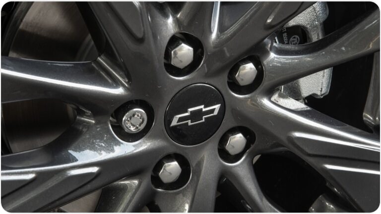 Calotinha de centro de roda da linha de acessórios originais Chevrolet para a picape Montana.