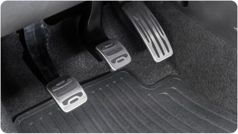 Pedaleira esportiva da linha de acessórios originais Chevrolet para a picape Montana.