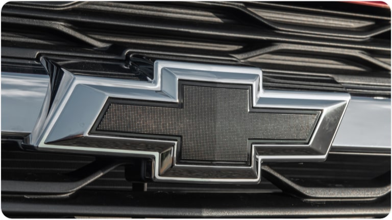 Emblema gravata Chevrolet preto da linha de acessórios originais Chevrolet para a picape Montana.