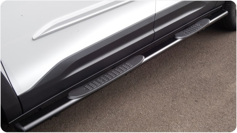 Estribo lateral tubular preto da linha de acessórios originais Chevrolet para a picape Montana.