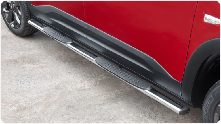 Estribo lateral tubular cromado da linha de acessórios originais Chevrolet para a picape Montana.