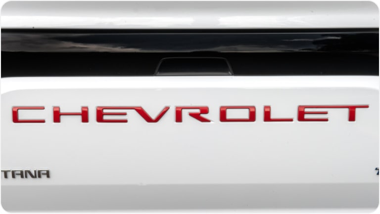 Emblema Chevrolet em alto relevo e vermelho da linha de acessórios originais Chevrolet para a picape Montana.