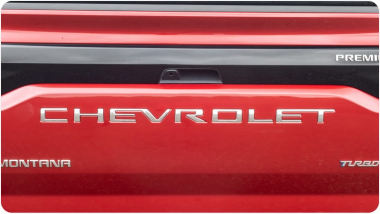 Emblema Chevrolet em alto relevo e cromado da linha de acessórios originais Chevrolet para a picape Montana.