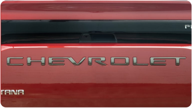 Emblema Chevrolet em alto relevo e cromado da linha de acessórios originais Chevrolet para a picape Montana.