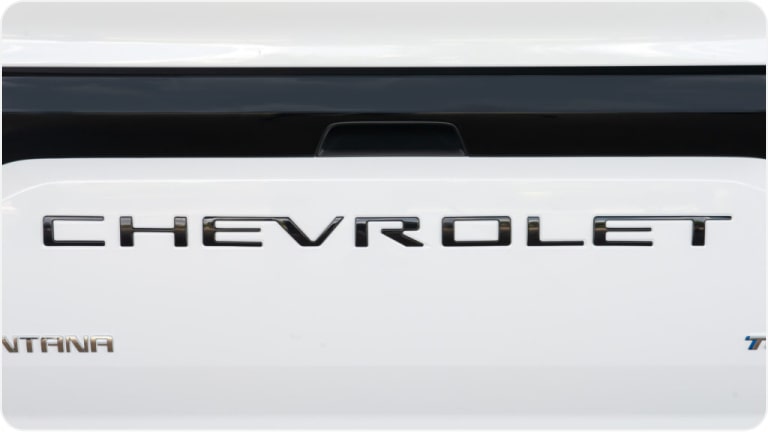 Emblema Chevrolet em alto relevo e preto da linha de acessórios originais Chevrolet para a picape Montana.
