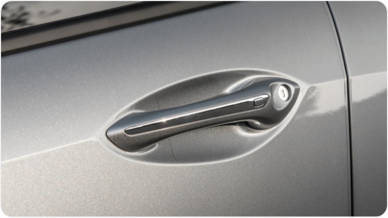 Jogo de maçanetas com inserto cromado da linha de acessórios originais Chevrolet para a picape Montana.