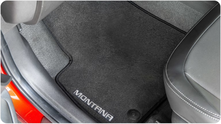 Tapetes de cabine em carpete com logo da linha de acessórios originais Chevrolet para a picape Montana.