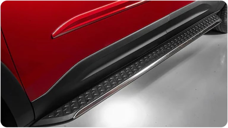 Iluminação externa no estribo lateral integrado da linha de acessórios originais Chevrolet para a picape Montana.