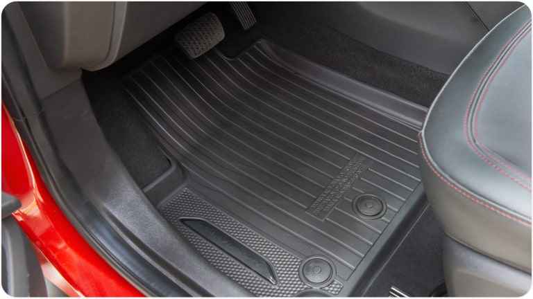 Tapetes de cabine em PVC tipo bandeja com logo da linha de acessórios originais Chevrolet para a picape Montana.