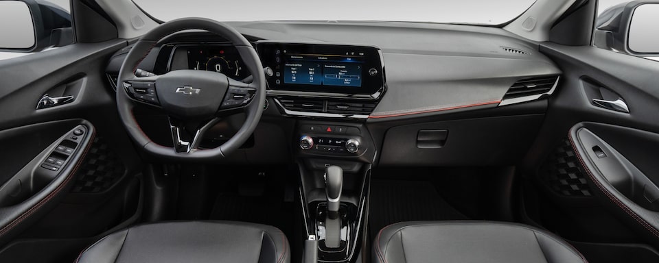 Visão frontal do painel, da central multimídia, do volante e da alavanca de câmbio da Chevrolet Montana.