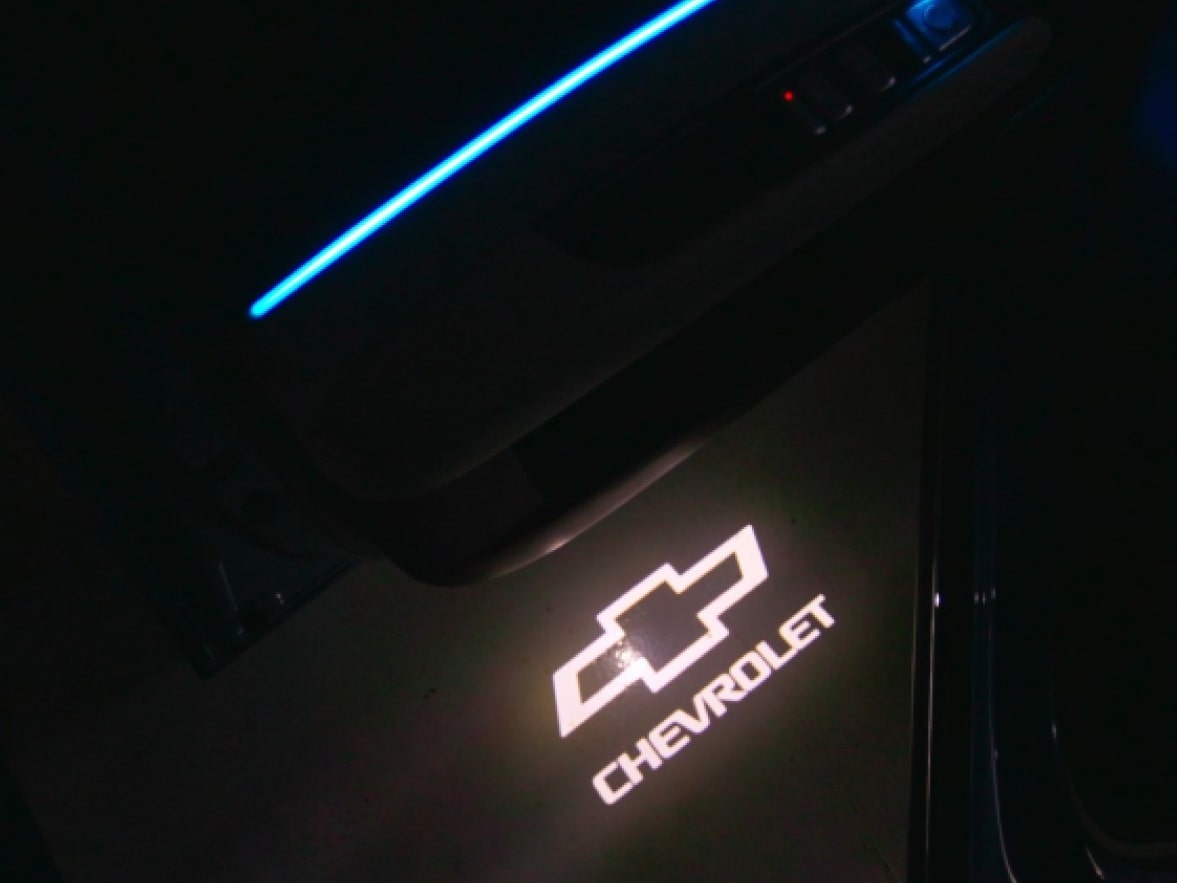 Luz de cortesia com logo da linha de acessórios originais Chevrolet para a picape Montana.