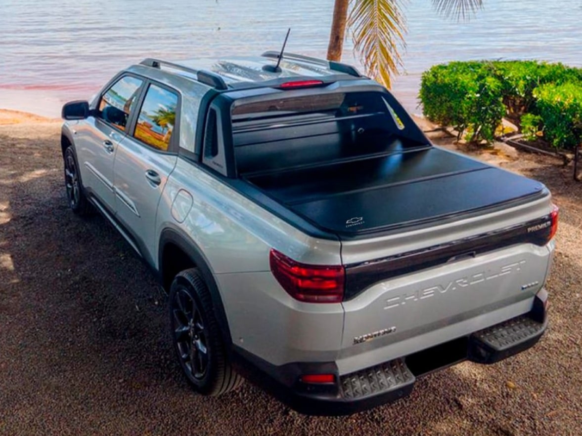 Visão de cima e de trás da Chevrolet Montana, com destaque para a caçamba.