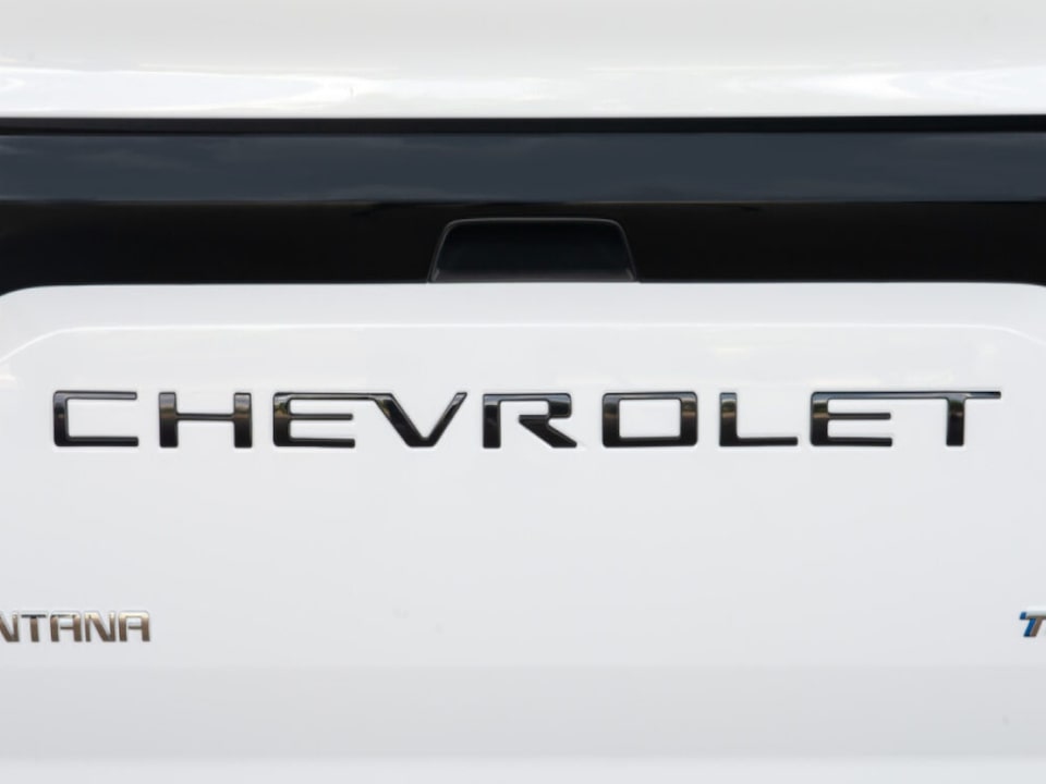 Emblema Chevrolet em alto relevo e preto da linha de acessórios originais Chevrolet para a picape Montana.