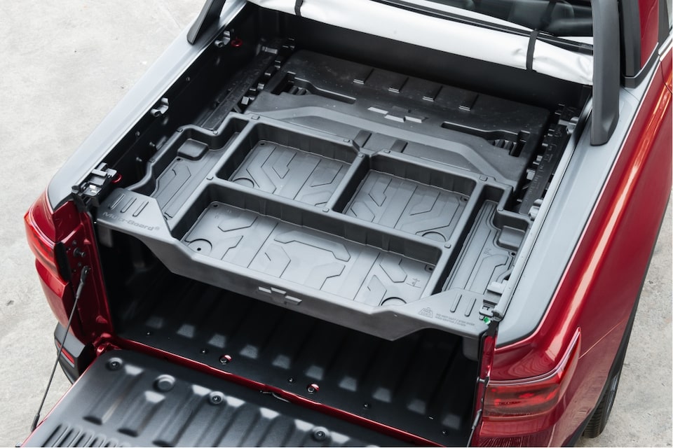 Tampa da caçamba aberta da Chevrolet Montana Vermelho Scarlet com divisória Multi-Flex e fundo pavimentado