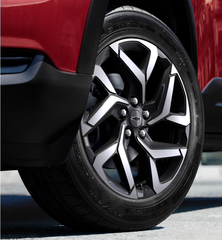 Rodas de liga leve da Chevrolet Montana na cor Vermelho Scarlet com fundo de piso asfáltico