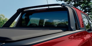 Detalhe do Santo Antônio esportivo e teto da Chevrolet Montana na cor Vermelho Scarlet com céu azul ao fundo
