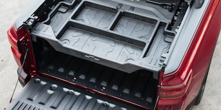 Tampa da caçamba aberta da Chevrolet Montana Vermelho Scarlet com divisória Multi-Flex e fundo pavimentado