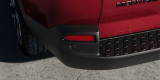 Detalhe do para-choque traseiro e sensor de estacionamento da Chevrolet Montana na cor Vermelho Scarlet