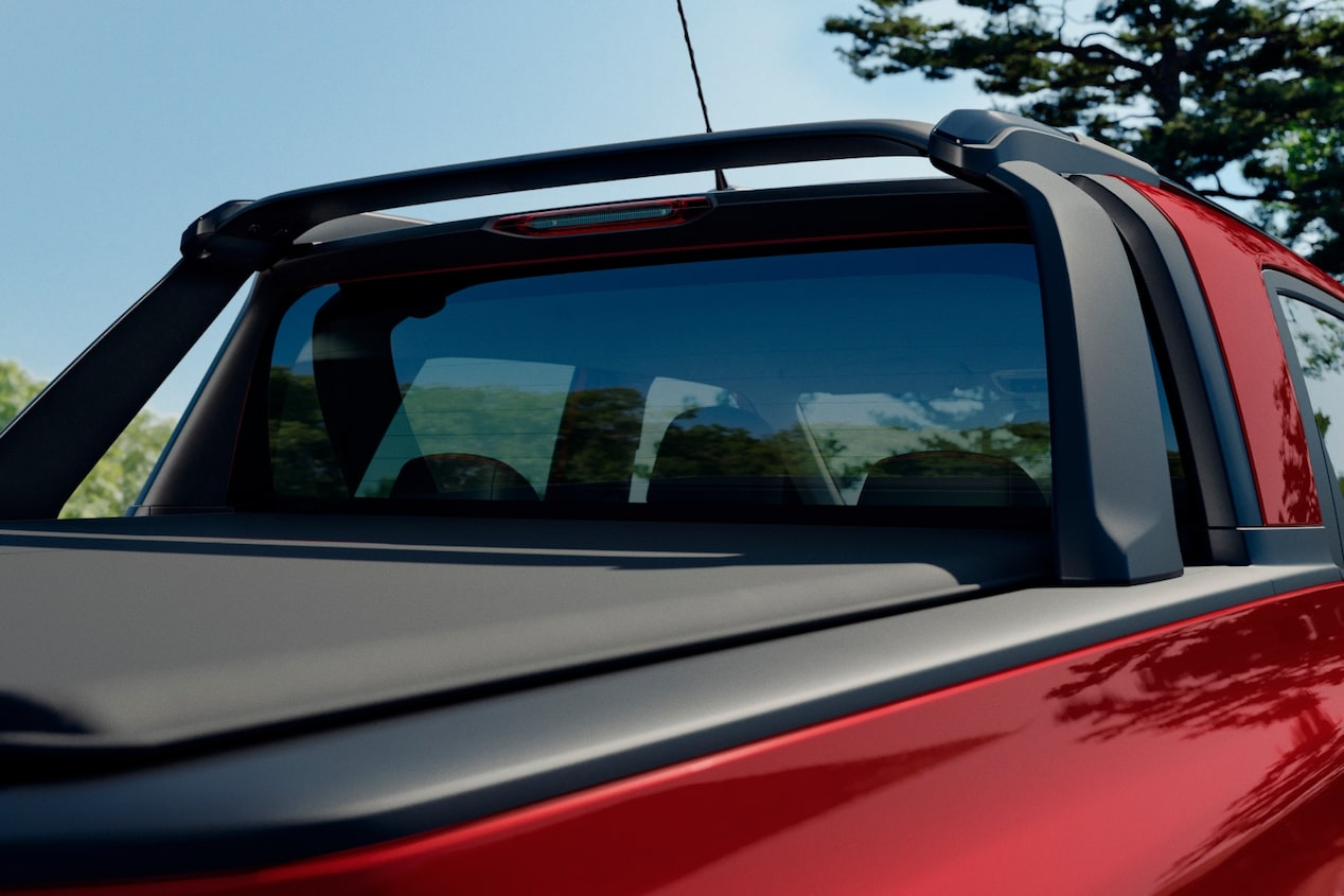 Detalhe do Santo Antônio esportivo e teto da Chevrolet Montana na cor Vermelho Scarlet com céu azul ao fundo