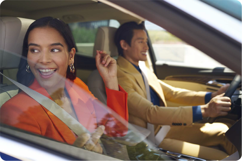 Mulher e homem dentro de um carro Chevrolet