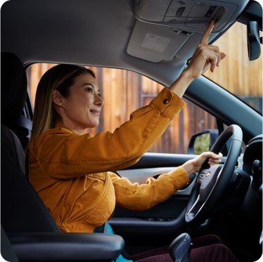 Mulher mexendo no botão de OnStar da Chevrolet
