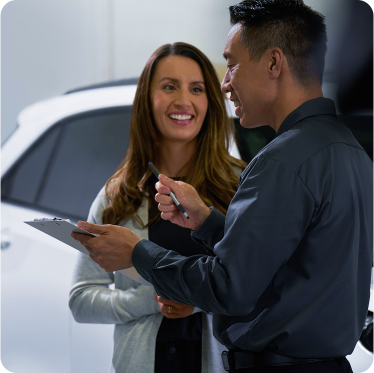 Mulher em concessionária Chevrolet