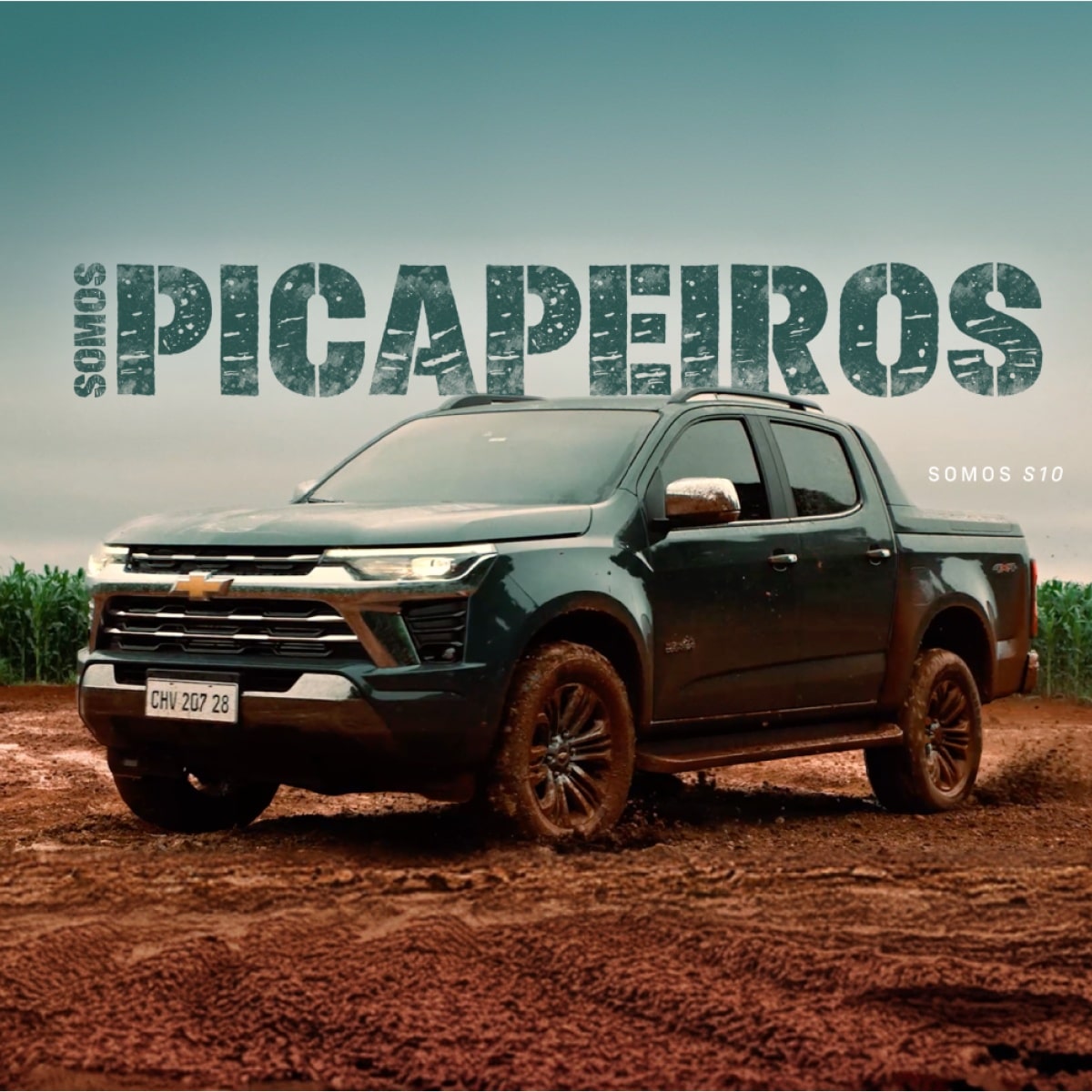 Imagem lateral de uma S10 no campo