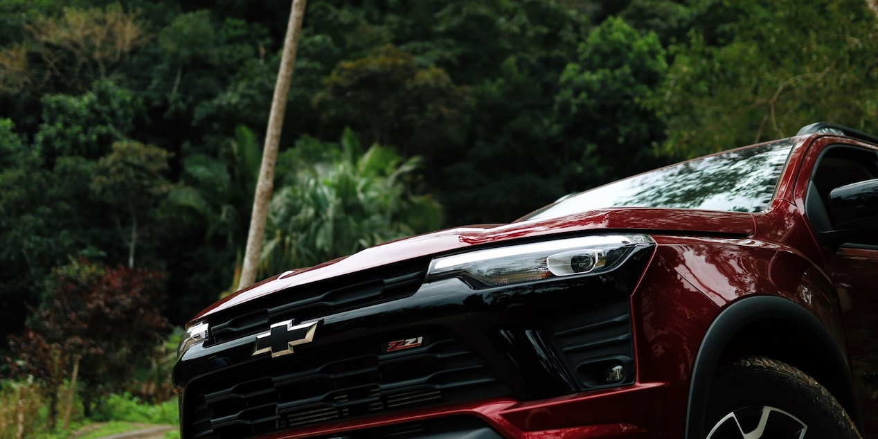 Emblema Chevrolet preto dianteiro da S10