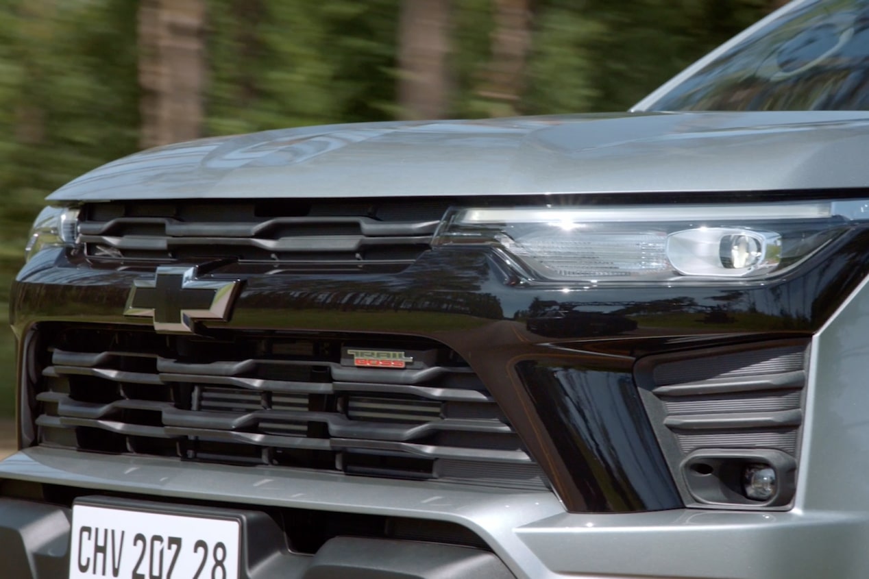 Chevrolet S10 Trail Boss em movimento, com destaque para a grade frontal, farol e logotipo Chevrolet.