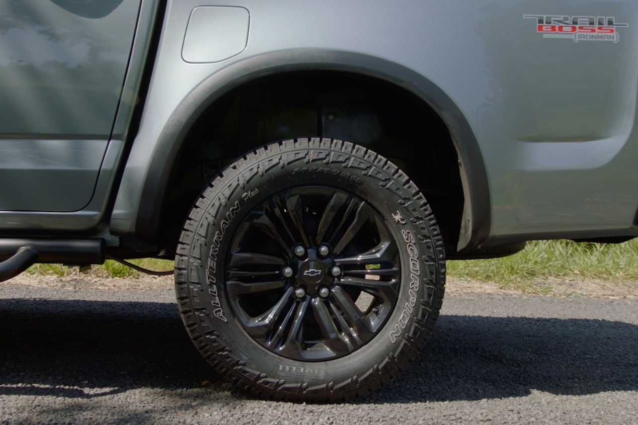 Roda preta e pneu All-Terrain da Chevrolet S10 Trail Boss em detalhe.