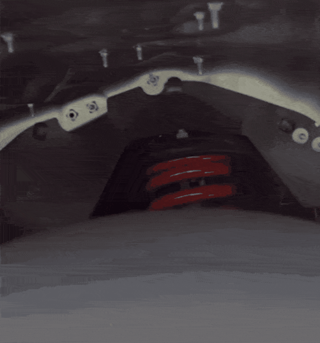 Detalhes da suspensão Ironman Nitro Gas da Chevrolet S10, com destaque para a mola e os componentes do conjunto de suspensão.