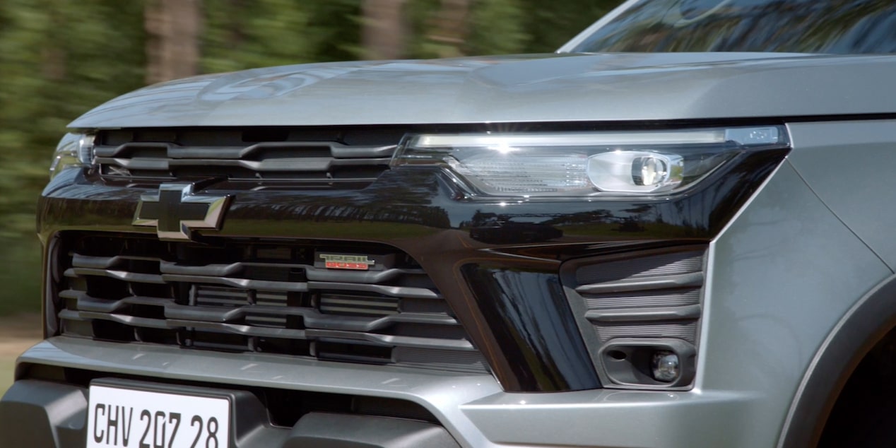 Chevrolet S10 Trail Boss em movimento, com destaque para a grade frontal, farol e logotipo Chevrolet.